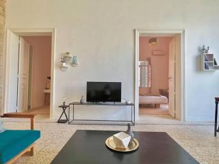 Stone Wall 2BR Apartment - Beirut - 4