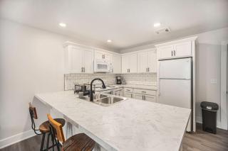 Modern Manor - Brand New Corporate Apt Downtown - 5