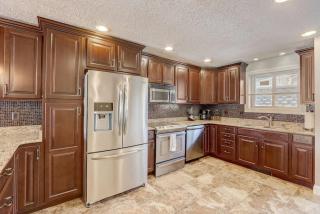 Sunrise Beach for Family Fun and Walk to Noahs Ark - 9