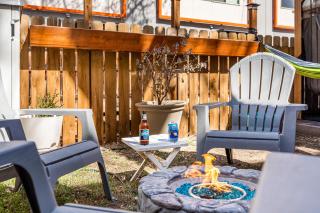 HOT TUB Firepit Pool Table Patio Cozy Downtown Denver - 4