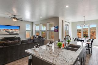 Paseos 1121 Sleeps 15, Private Hot Tub, Near Sand Hollow, and Quail Lake - Washington - 1