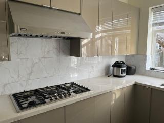 Master Bedroom with Two Queen Sized Bed - Richmond - 1