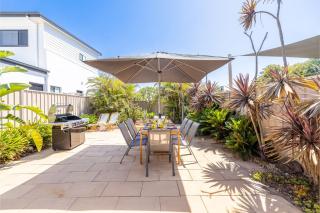 Bel Air, 8A Ocean Ave - pet friendly, water views and air con - Anna Bay - 1