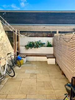 Entire Modern Apartment with Garden Near Underground Station - 4