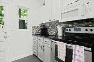 Condo by the Beach King Bed Lush Patio w BBQ Breakers Key Three H0MES - Fort Lauderdale - 3