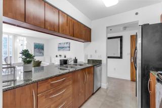 Central 2 bed Apartment with a Pool & Gym- Free Garage Parking - 3