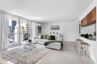 Central 2 bed Apartment with a Pool & Gym- Free Garage Parking - 6