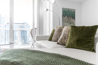 Central 2 bed Apartment with a Pool & Gym- Free Garage Parking - 5