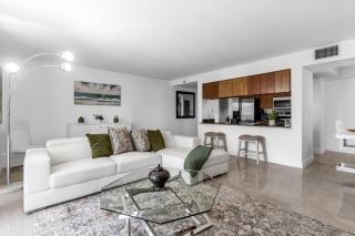 Central 2 bed Apartment with a Pool & Gym- Free Garage Parking - Miami - 0