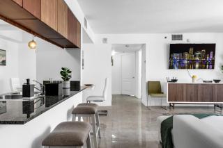Central 2 bed Apartment with a Pool & Gym- Free Garage Parking - 1