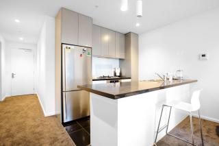 South bank 2 bedroom apartment With 1 Parking - 9
