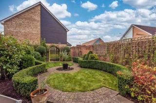 Cosy 3 bed house close to Gatwick Airport - Ifield - 2