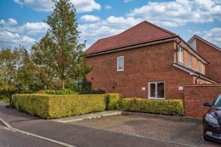 Cosy 3 bed house close to Gatwick Airport - Ifield - 1
