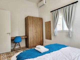 Railway House 1BR Apt w front yard - 2