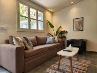 Railway House 2BR Apt w front yard - 7