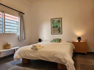 Railway House 2BR Apt w front yard - 1