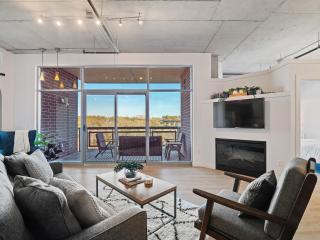 Northside District Loft - Panoramic Valley Views - 9