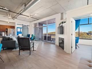Northside District Loft - Panoramic Valley Views - 4