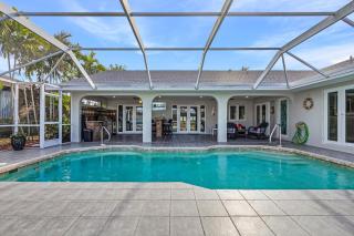 Adventure awaits with Heated Pool, Kayaks, Pool Table, & Private Beach - Villa Las Palmas - Cape Coral - 4