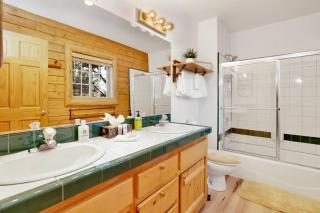 Crescenta Pines Resort Log Cabin~ Hot Tub~ Games~ - 1