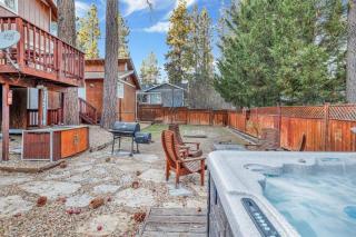 The Cozy Castle at Big Bear~Hot Tub~Games~Central Retreat~ - 2