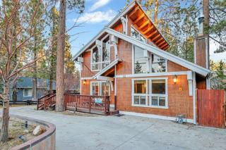The Cozy Castle at Big Bear~Hot Tub~Games~Central Retreat~ - Big Bear Lake - 8