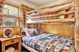 Bear Paw Cottage~ Hot Tub~ Resort Base Camp Cottage~ - Big Bear Lake - 6