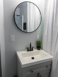 Luxurious 1-Bedroom Apartment - Monroeville - 9