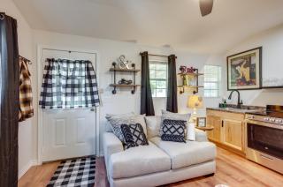 Cozy Montgomery Cottage with Porch, Near Lake Conroe - 6