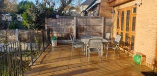 Luxury London House Sleeps x 16, Free Parking, Free Wifi, Garden Patio, Close to tube line easy access to Central London - Ilford - 4