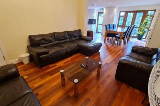 Luxury London House Sleeps x 16, Free Parking, Free Wifi, Garden Patio, Close to tube line easy access to Central London - Ilford - 3