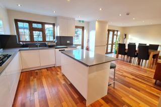 Luxury London House Sleeps x 16, Free Parking, Free Wifi, Garden Patio, Close to tube line easy access to Central London - Ilford - 6