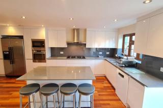 Luxury London House Sleeps x 16, Free Parking, Free Wifi, Garden Patio, Close to tube line easy access to Central London - Ilford - 7