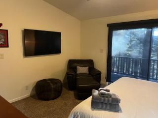 Enchanted Pines Retreat 2BR 2BA Vacation Haven in Forested Flagstaff - Mountainaire - 1