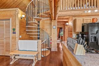 Lovely & Rustic TreeHouse Cabin - Stargazing in the Pines! - 4