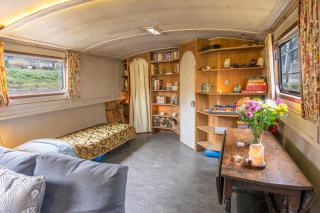 Off-Grid Living on Spacious Widebeam - 6