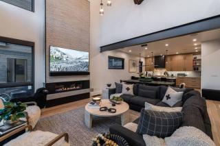 Perfect Luxury Ridgeline Retreat in Park City - 4
