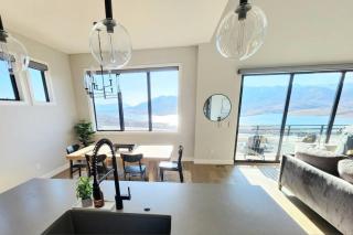 The views! Enjoy this Hideout home. - 2