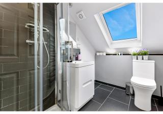 Earth Tones & Greenery: 4BR Flat Sleeps 8 - London - 7
