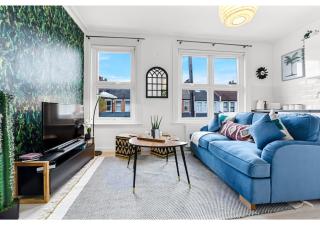 Earth Tones & Greenery: 4BR Flat Sleeps 8 - London - 5