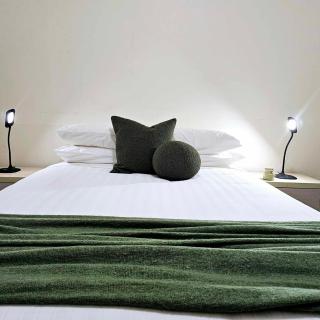 Cobb&CoHouse 4 Queen Bedrooms, 3 Bathrooms, BendigoCBD Lock up Garage - Bendigo - 1