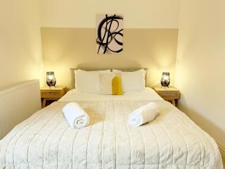 Cotswold's Large 4 bed house-Sleeps 10-Free Parking-Wifi - - 9
