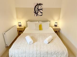 Cotswold's Large 4 bed house-Sleeps 10-Free Parking-Wifi - - 5