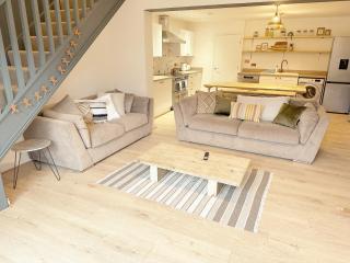 Cotswold's Large 4 bed house-Sleeps 10-Free Parking-Wifi - - 0