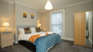 Queens Large 2 BDR & 1 BDR Apartments by Belfast City Breaks - 5