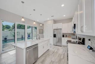 Courtyard Home with Pool, Spa & Sauna close to Beach & City Center - 5