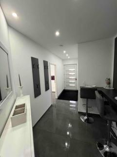Schönes 2 Zimmer Apartment an der Stadt Grenze mit Klimaanlage - Blankenfelde - 2