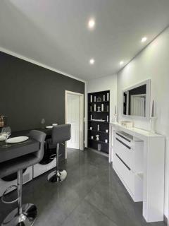 Schönes 2 Zimmer Apartment an der Stadt Grenze mit Klimaanlage - Blankenfelde - 3