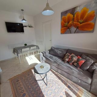 Flowers & Green 2 Bedrooms Apartment & Box Garage - Vlorë - 8
