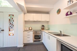 Retro Living - Lush Garden - Christchurch - 4